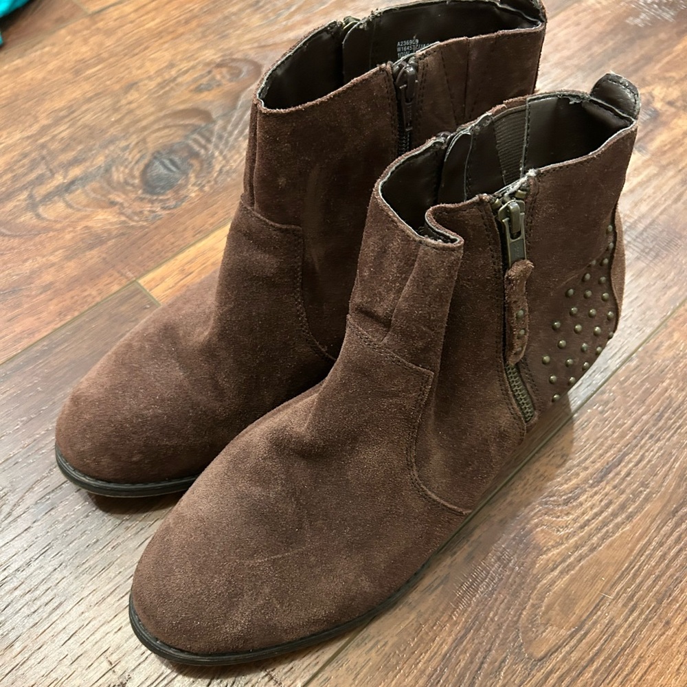 White Mountain brown ankle booties size 10